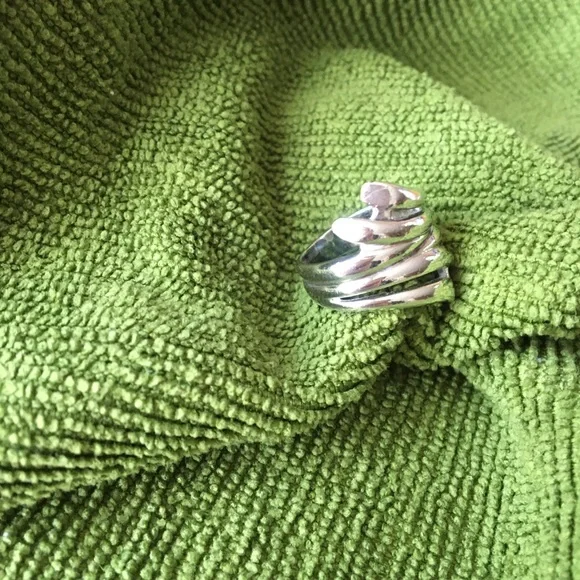 Elegant Sterling Silver Women's Ring - Picture 4 of 5